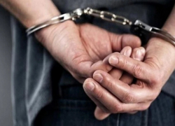 Год тюрьмы: кишиневец ударил полицейского кулаком и пытался завладеть его оружием