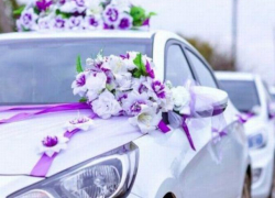 В Яловенах 19-летний гость свадьбы угнал Nissan из свадебного кортежа, но разбил машину и был пойман