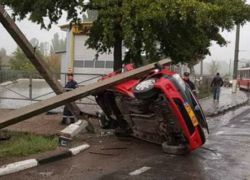 Автомобиль протаранил два столба в Бельцах и перевернулся 