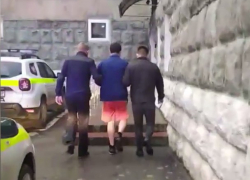 Мужчина остался без мобильного телефона после разговора со знакомым на улице 