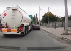 В Кишиневе многотонная фура навалилась на BMW, но обошлось без пострадавших