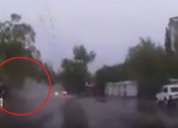 В Кишиневе автомобиль перевернулся, наткнувшись на препятствие