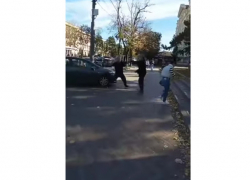 Слезоточивый газ, драки, и крики "ворбеште лимба де стат": в центре Кишинева произошли разборки из-за неправильной парковки