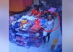 Дерзкая кража портмоне у больной раком женщины с тремя детьми в Кишиневе попала на видео