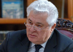 Весенне-романтичный Воронин за руку с красивой женщиной попал в фото-объектив