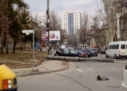 Полиция нашла и задержала 27-летнего водителя Infiniti, сбившего столб на улице Асаки