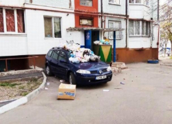 В Кишиневе в результате соседского конфликта машину утопили в помоях