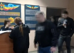 Оборотни в погонах присвоили себе 1400 долларов, приложив к телефону палец мертвого человека