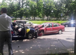 Молодая женщина за рулем авто совершила лобовое ДТП на встречке с такси: пострадали три человека