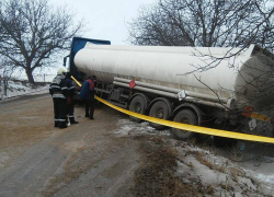 Съехавшая в кювет цистерна с топливом грозила взрывом
