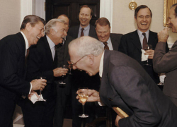 Владелец миллионных офшоров - министр экономики, обладатель поддельного диплома - министр здравоохранения. Предложен новый состав правительства из «оамень бунь»