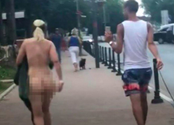 Обнаженная блондинка прошлась по улице, проиграв спор после победы России над Испанией