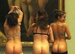  "Три грации": девушки показали голые попы перед знаменитой картиной в Лувре