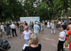 Танцы не только для молодежи: Пожилых кишиневцев зовут повеселиться в выходные
