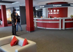 В офисах руководителей аэропорта проходят обыски, задействованы силы МВД и СИБ