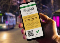 Кто с сегодняшнего дня будет отслеживать вакцинированных при входе в рестораны - ответ премьера