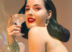 Обнаженная «королева бурлеска» вызвала массовые признания мужчин в любви