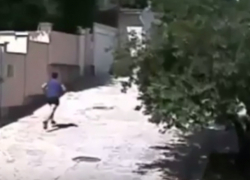 Дерзкий грабитель, сорвавший с женщины цепочку, попал на видео 