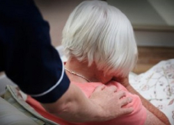 Избив приемную мать, мужчина заставил ее заняться сексуальными извращениями