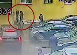 Падение огромной глыбы льда на прокурора попало на шок-видео