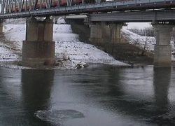 Мужчина на глазах свидетелей спрыгнул с транзитного моста в Бендерах