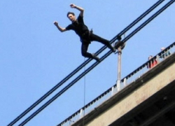 Прыгнувший с моста в Днестр мужчина исполнил мечту и травмировал позвоночник