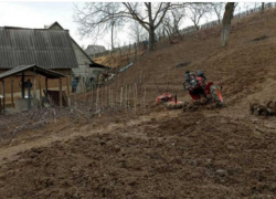 Пожилой мужчина чуть не погиб, угодив под мотоблок