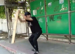 На Ботанике молодой человек разнес остановку общественного транспорта