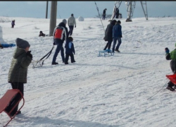 6-летняя девочка, которую сбила машина во время катания на санках, скончалась