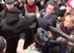 Нападение разъяренных активистов на главу Нацполиции Киевской области после убийства Ноздровской сняли на видео