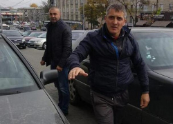 Водитель избил пешехода, посмевшего  не уступить ему дорогу на тротуаре