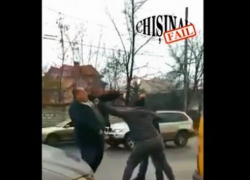 Трое мужчин подрались прямо посреди дороги