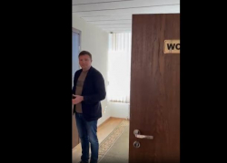 Чем завершилась битва депутатов в парламенте против кабинета у туалета