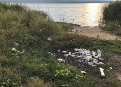 Пляж Гидигичского водохранилища превратился в свалку