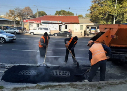 В центре Кишинева полным ходом ремонтируют ливневые канализации