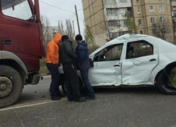 На Ботанике столкнулись КАМАЗ и автомобиль такси