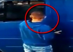 Похищение крупной суммы из микроавтобуса в столице сняли на видео 