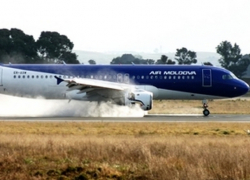 Впервые самолет AirMoldova совершил жесткую посадку в Кишиневе из-за лопнувшей шины