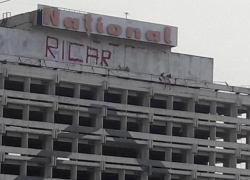 Неизвестный попытался спрыгнуть с крыши гостиницы Националь