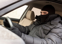 В Кишиневе автовор попал в ДТП после угона Mercedes