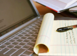 Родители учеников массово выступают против онлайн-обучения