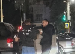 Помещенный под домашний арест влогер, пристававший к девочкам на камеру, был замечен на парковке