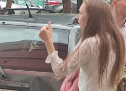 На парковке у Mall неадекватная девушка под воздействием наркотиков принялась громить машины