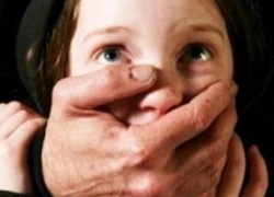 12-летняя девочка забеременела после того, как ее изнасиловал сожитель матери