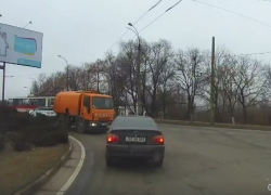 В Кишиневе на кругу два автомобиля едва не столкнулись с машиной для уборки дорог