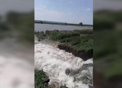 В Каушанском районе прорвало дамбу, вода хлынула на поля