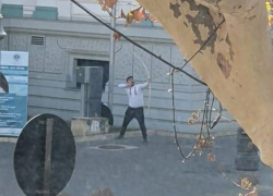 Столичную примэрию атаковал лучник