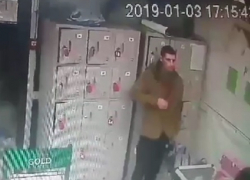 Внимание! В столичных супермаркетах орудует вор! Полиция ищет преступника (видео)