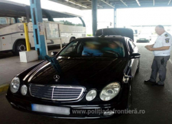 Румынские таможенники задержали молдаван с незарегистрированными прицепами и Мерседесом