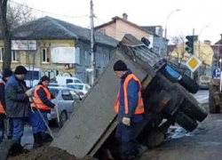 В центре столицы провалился грузовик с землей